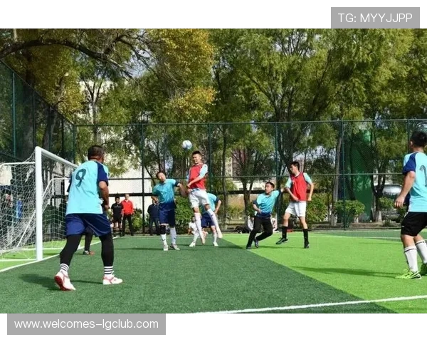 以激情海报呈现绿茵球场少年奋力逐梦的动感足球精彩震撼非凡瞬间